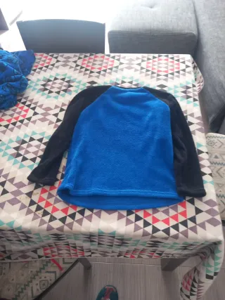 Pijama infantil azul y negro,