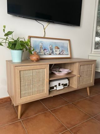 Mueble TV estilo nórdico con ratán