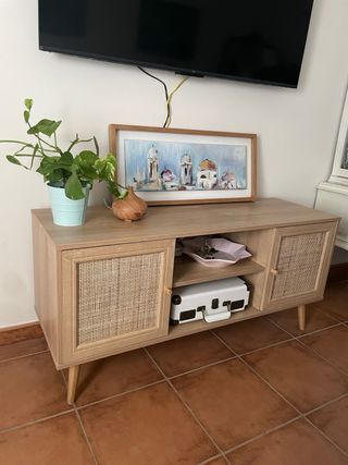 Mueble TV estilo nórdico con ratán