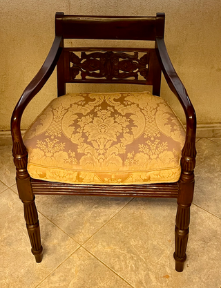 Sillas de madera tallada elegantes