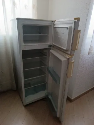 Nevera y congelador blanco