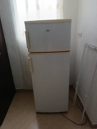 Nevera y congelador blanco