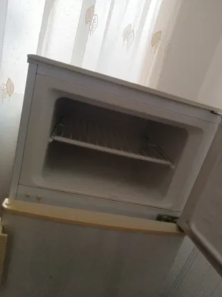 Nevera y congelador blanco