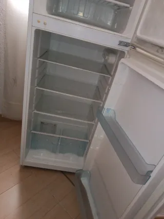 Nevera y congelador blanco