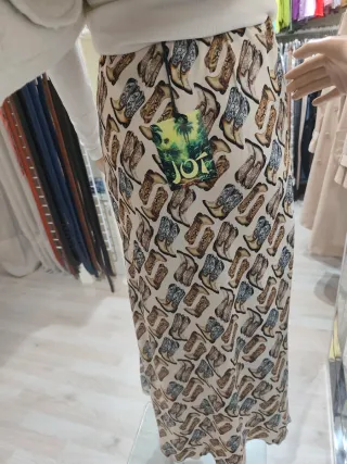 Falda larga estampada botas vaquera
