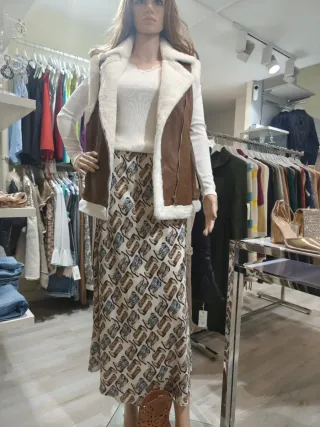 Falda larga estampada botas vaquera