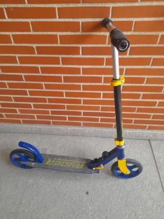 Patinete infantil azul y amarillo