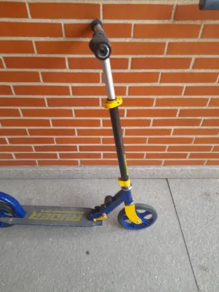 Patinete infantil azul y amarillo