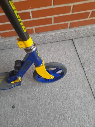 Patinete infantil azul y amarillo