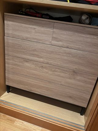 Cómoda de madera y metal