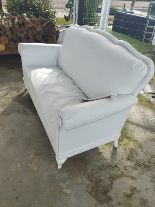 Sofá antiguo blanco de tela y madera
