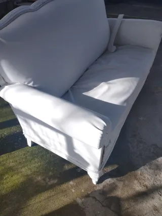 Sofá antiguo blanco de tela y madera
