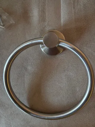 Toallero de metal plateado