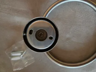 Toallero de metal plateado