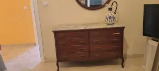 Cómoda de madera maciza con tapa de mármol