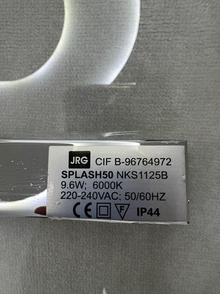 Apliques de baño plateados y blancos