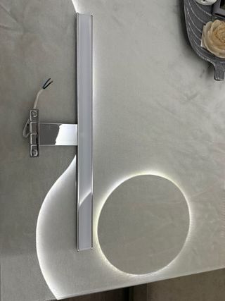 Apliques de baño plateados y blancos