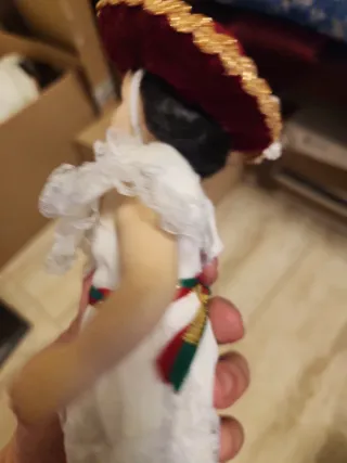 Muñeca de porcelana con traje típico
