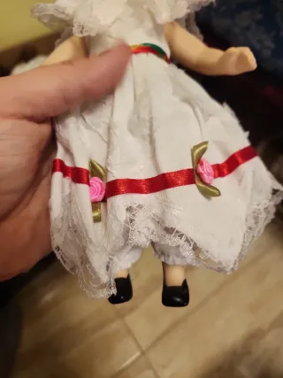 Muñeca de porcelana con traje típico