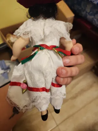 Muñeca de porcelana con traje típico