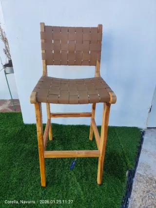 Taburete de madera con asiento de cuero