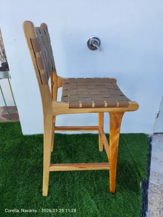 Taburete de madera con asiento de cuero