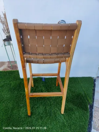 Taburete de madera con asiento de cuero