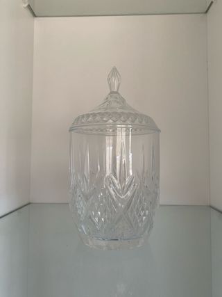Jarrón de cristal con tapa tallada