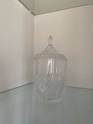 Jarrón de cristal con tapa tallada