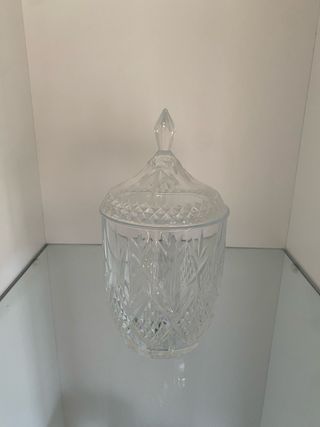 Jarrón de cristal con tapa tallada