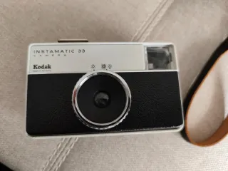 Cámara Kodak Vintage Negra y Plateada