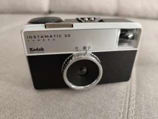 Cámara Kodak Vintage Negra y Plateada