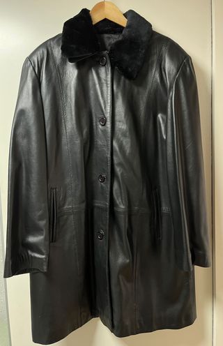 Chaquetón de cuero negro con cuello de pelo