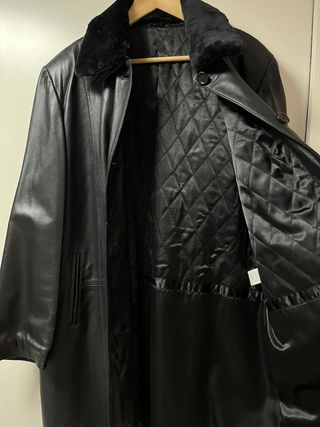 Chaquetón de cuero negro con cuello de pelo