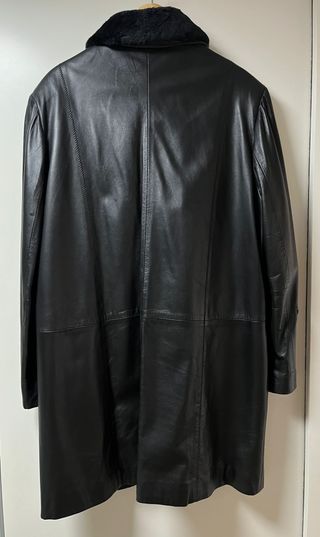 Chaquetón de cuero negro con cuello de pelo