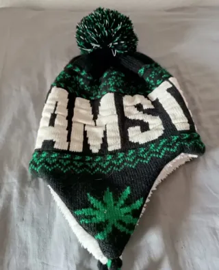 Gorro de lana con pompones