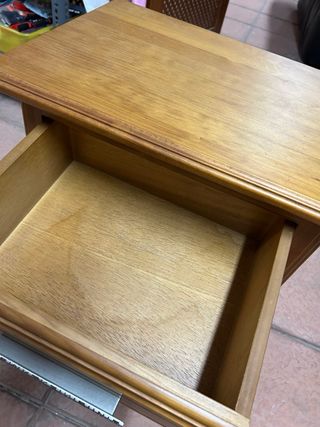 Mesita de noche madera con detalles brillantes