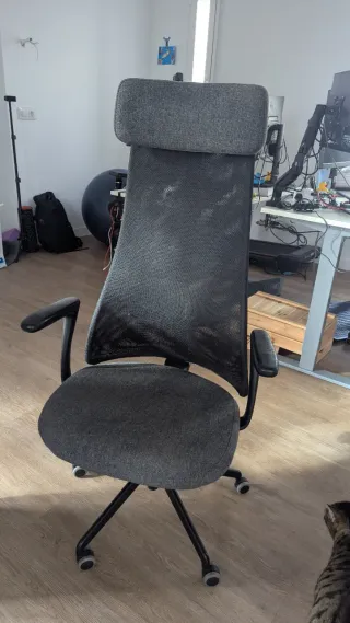 Silla de oficina ergonómica gris