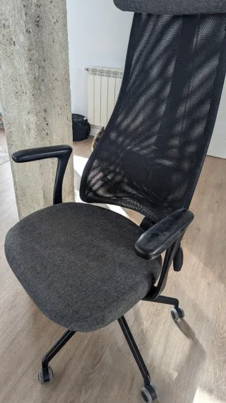 Silla de oficina ergonómica gris