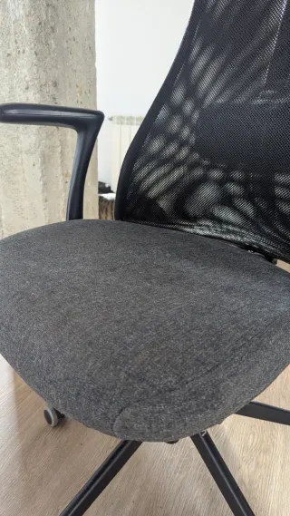 Silla de oficina ergonómica gris