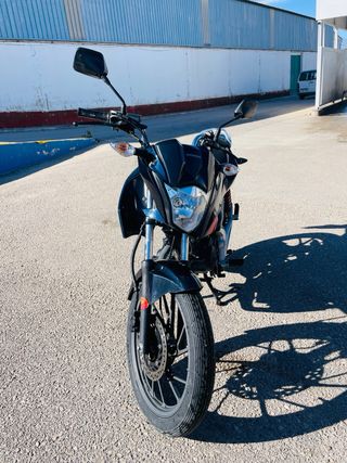 Honda CB125F Naked Negra