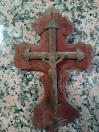 Antiguo crucifijo de madera