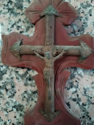 Antiguo crucifijo de madera