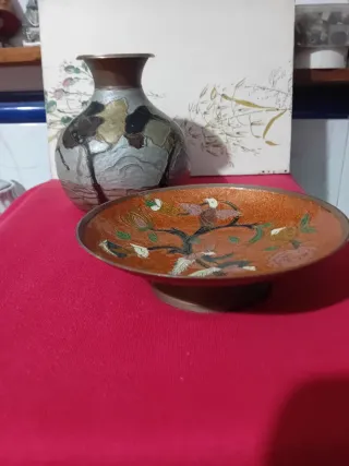 Lote de latón: jarrón y plato decorativo