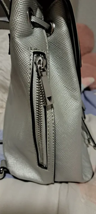 Mochila Guess plateada con charm