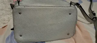 Mochila Guess plateada con charm