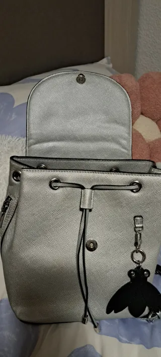 Mochila Guess plateada con charm