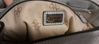 Mochila Guess plateada con charm