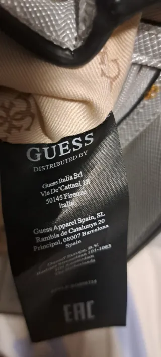 Mochila Guess plateada con charm