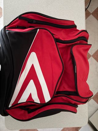 Mochila deportiva negra y roja
